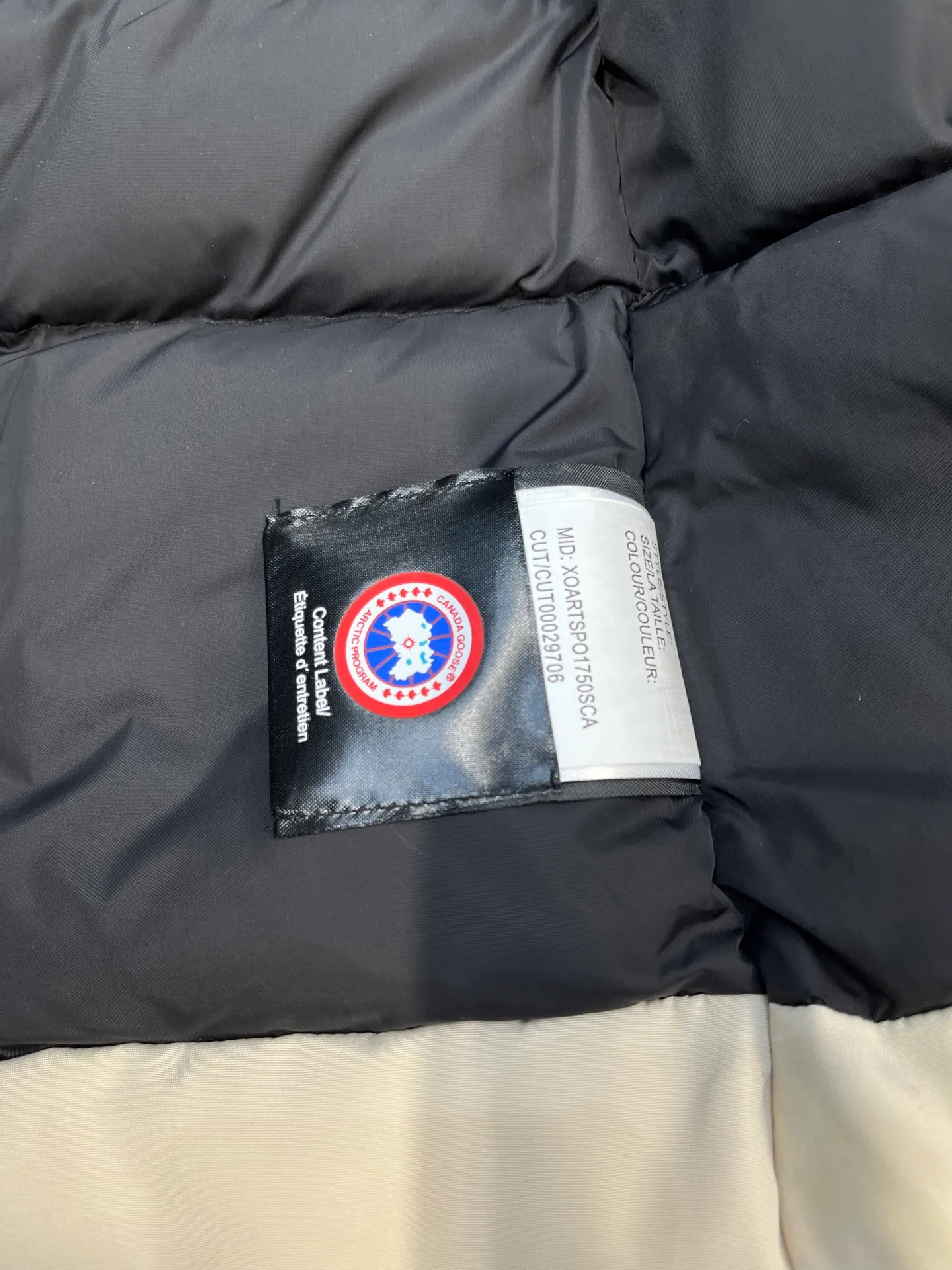 P840 𝘾𝘼𝙉𝘼𝘿𝘼 𝙂𝙊𝙊𝙎𝙀Big Goose 13# The design of Big Goose 13 is simple and elegant, a little longer than the 08 model, more suitable for men and suitable for business people. This down jacket is popular for its simple design, which is not only practical but also has a certain sense of fashion. In terms of applicability, the Daye 13 model provides good thermal insulation performance. Its thermal insulation coefficient is level 5, which can provide enough warmth and is suitable for wearing in cold environments. In addition, the Daye 13 model also has a high cost performance. Compared with other models, it provides a better balance between price and performance, making it more competitive in the market.  size：xs-xxl
